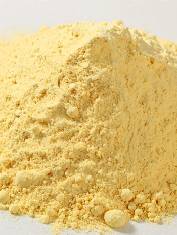 Maisijahu keraamilises kausis, kollane, pulbriline jahu puitpinnal