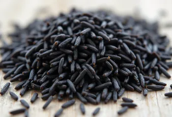 Toores metsik riis piklike tumedate teradega keraamilises kausis