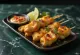 Kana-satay serveerituna maapähklikastmega