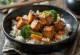 Seesami-tofu köögiviljadega, röstitud seesami ja värskete köögiviljadega serveerituna.