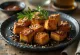 Marinaadis röstitud tofu, serveeritud röstitud seesamiseemnetega