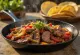 Veiseliha fajita serveerituna värske koriandri ja guacamolega