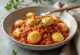 Vegan gnocchi tomatikastmega serveerituna