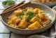 Kõrvitsa ja kinoa vokiroog tofu ning tahiiniga serveerituna