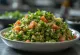 Kinoa-tabbouleh värskete ürtidega serveerituna