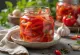 Magushapud marineeritud punase paprika ribad purgis serveerituna
