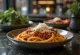 Spagetid Bolognese värske basiiliku ja parmesaniga ülepuistatult