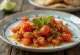 Jalapeño-tomati-laimi tšatni serveerituna