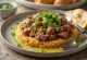 Kibbeh Nayyeh serveeritud värske pita leiva ja granaatõunaseemnetega