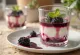 Põldmarja panna cotta serveerituna
