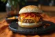 Värskelt valmistatud kanaburger fusion-stiilis kimchi, mango chutney ja hoisin kastmega