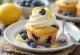 Mustika-sidruni cupcake serveerituna