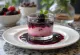 Metsamarja-pannacotta serveerituna