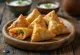 Porgandi-herne samosad serveerituna