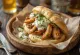 Gyros-võileib praetud kanaga, värskete köögiviljade ja tzatziki kastmega