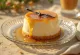 Karamelli-panna cotta tort viilutatult serveerituna