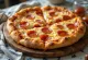 Eriti juustune Pepperoni pitsa serveerituna