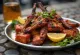 Tandoori goat serveerituna naan-leiva ja värske koriandriga.