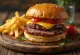 Steik-burger viilutatud lihast juustu ja köögiviljadega