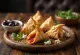 Serveeritud röstitud paprika ja feta samosad
