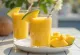 Mangosmuuti kõrges klaasis, mangoviiludega kaunistatud