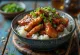 Teriyaki kana seesamiseemnete ja rohelise sibulaga serveeritud