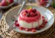 Puuviljapüreega panna cotta serveerituna